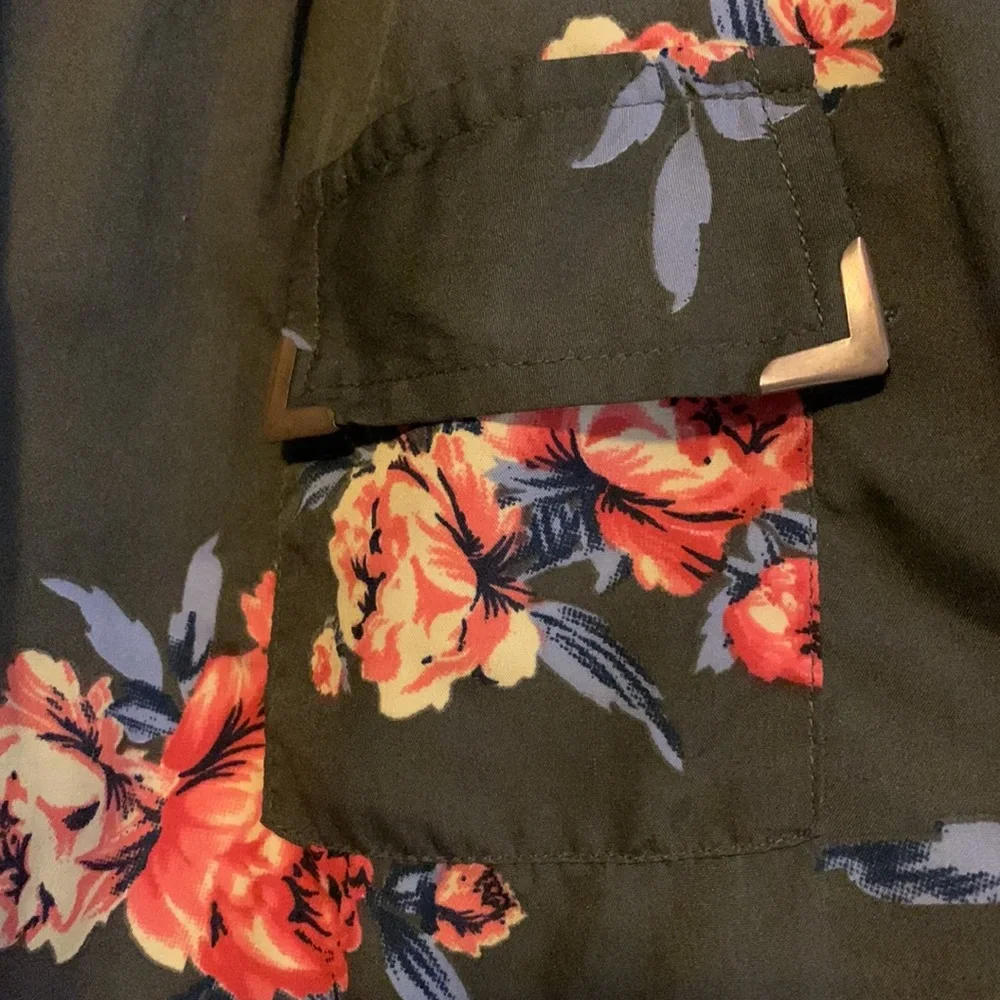 Live 4 Truth.  Army Green Top with Flowers - Picture 3 of 9